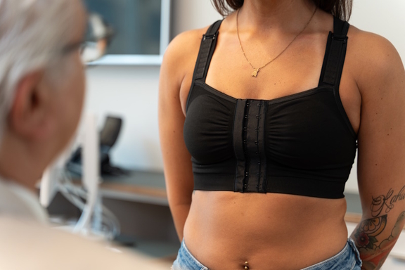 Arbeitsunfähigkeit Brustvergrößerung, Dr. Deb, Central Aesthetics, Plastische Chirurgie & Schönheitschirurgie in Frankfurt