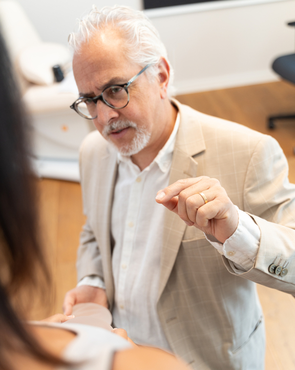 Methoden Brustvergrößerung, Dr. Deb, Central Aesthetics, Plastische Chirurgie & Schönheitschirurgie in Frankfurt