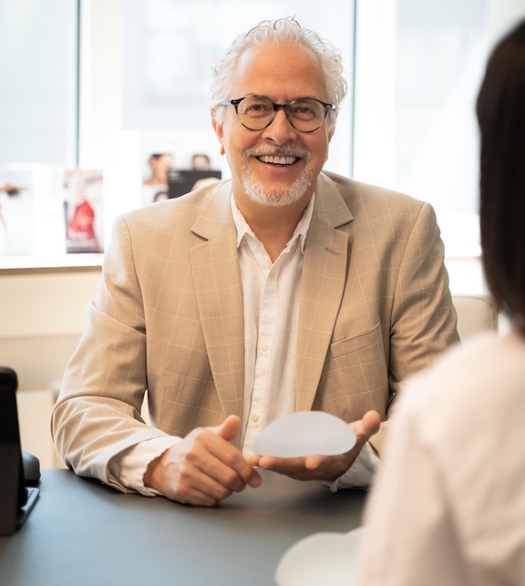 Brustkorrektur, Dr. Deb, Central Aesthetics, Plastische Chirurgie & Schönheitschirurgie in Frankfurt